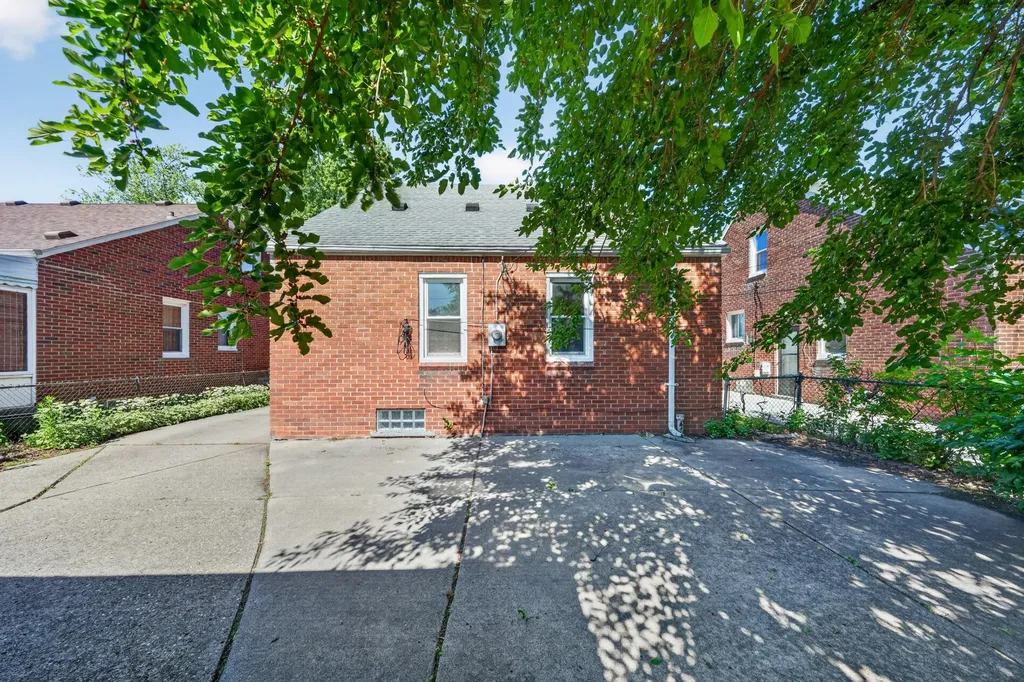 21500 Redmond Avenue Eastpointe City MI 48021