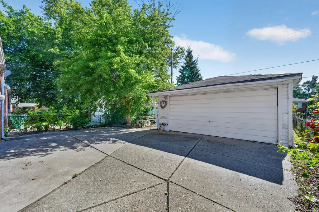 21500 Redmond Avenue Eastpointe City MI 48021