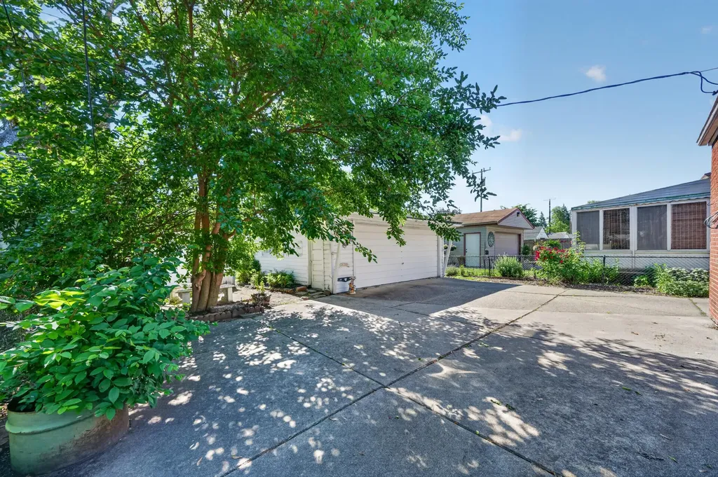 21500 Redmond Avenue Eastpointe City MI 48021