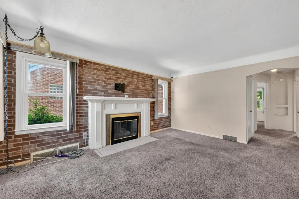 21500 Redmond Avenue Eastpointe City MI 48021