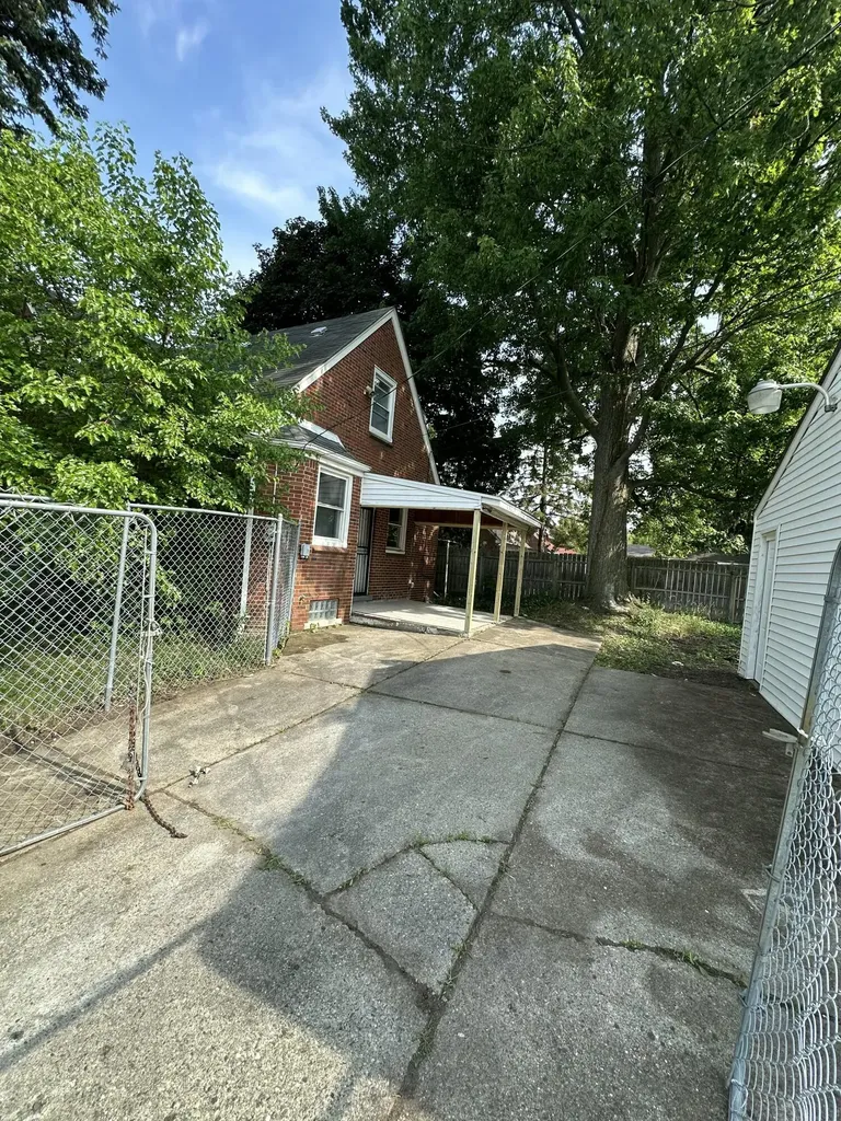 20045 Ward Avenue Detroit City MI 48235