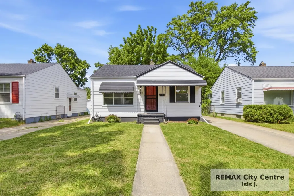 18985 Woodland Street Harper Woods City MI 48225