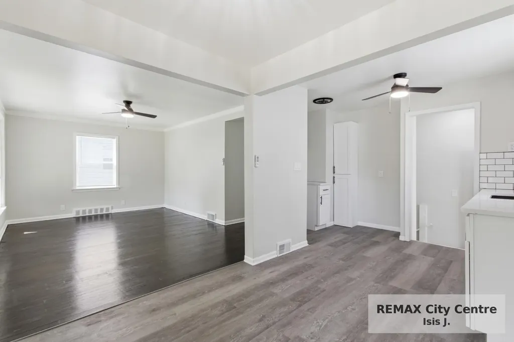 18985 Woodland Street Harper Woods City MI 48225