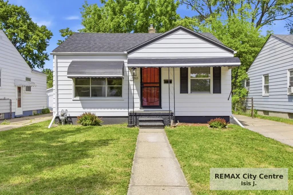 18985 Woodland Street Harper Woods City MI 48225