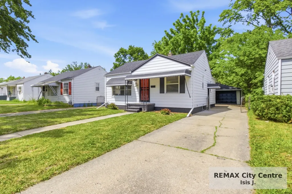 18985 Woodland Street Harper Woods City MI 48225