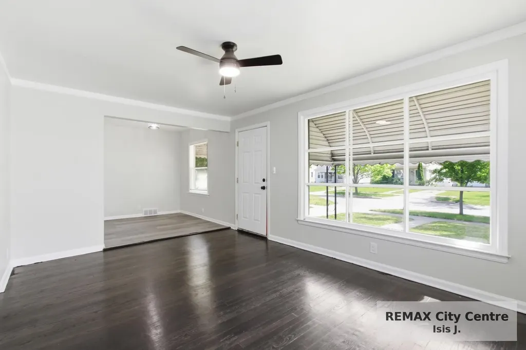 18985 Woodland Street Harper Woods City MI 48225