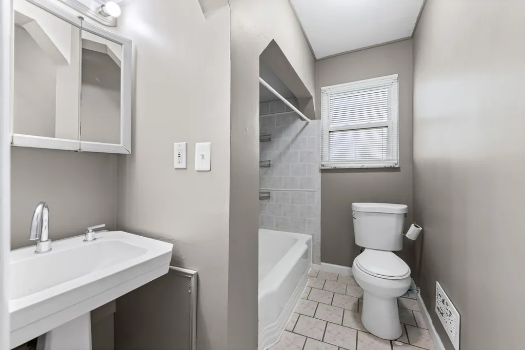 19071 Melvin Street Roseville City MI 48066