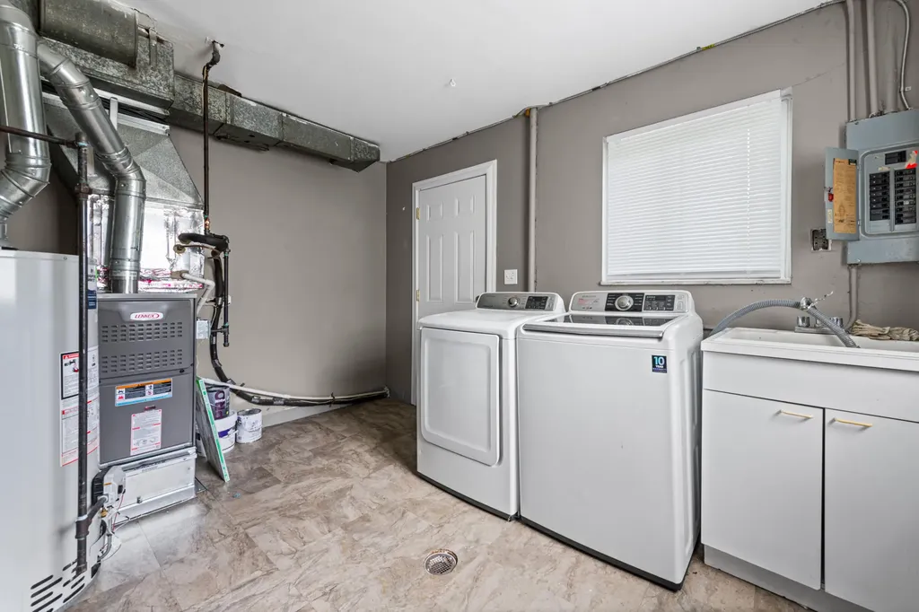 19071 Melvin Street Roseville City MI 48066