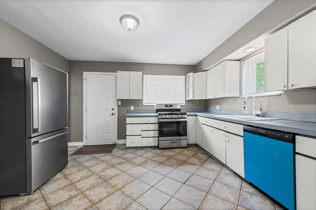 19071 Melvin Street Roseville City MI 48066