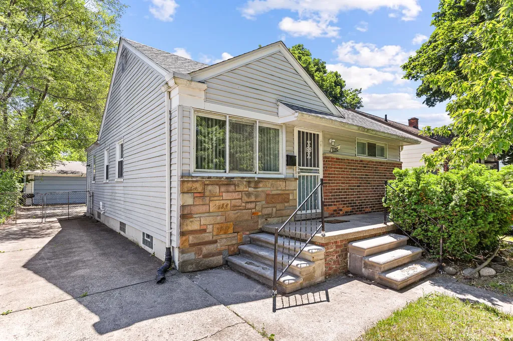 20524 Indian Redford Charter Township MI 48240