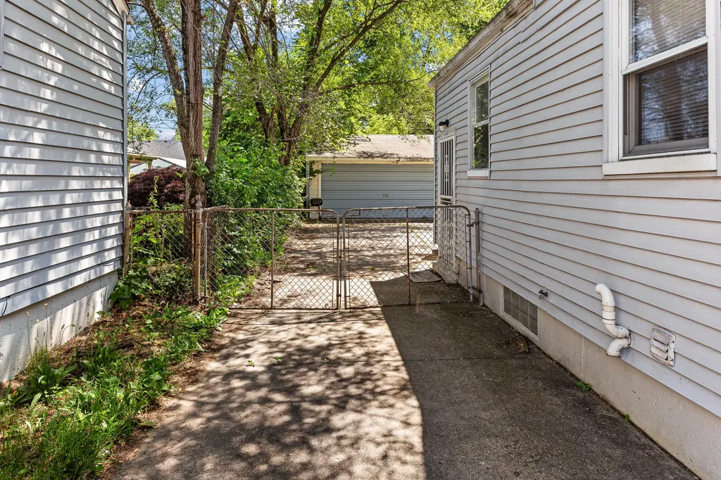 20524 Indian Redford Charter Township MI 48240