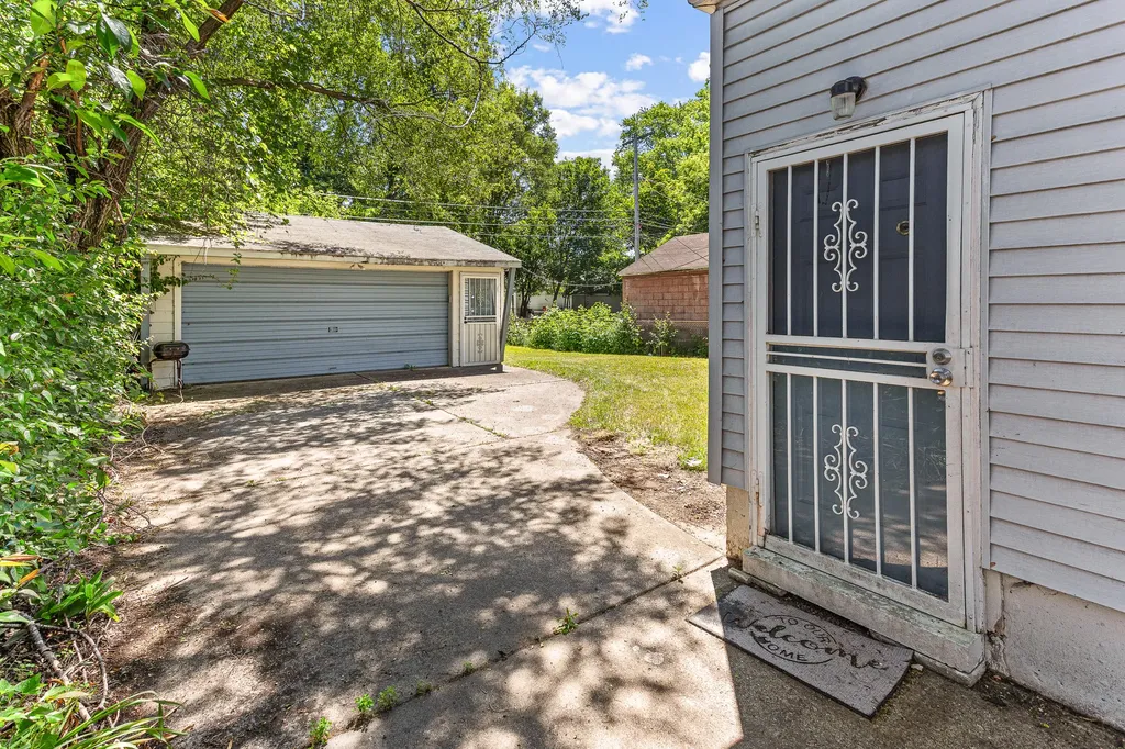 20524 Indian Redford Charter Township MI 48240