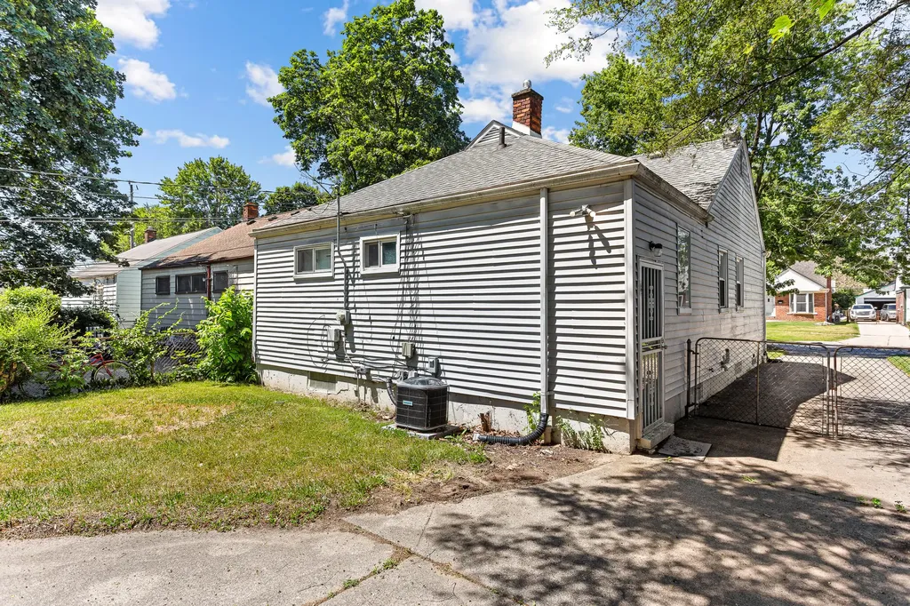 20524 Indian Redford Charter Township MI 48240