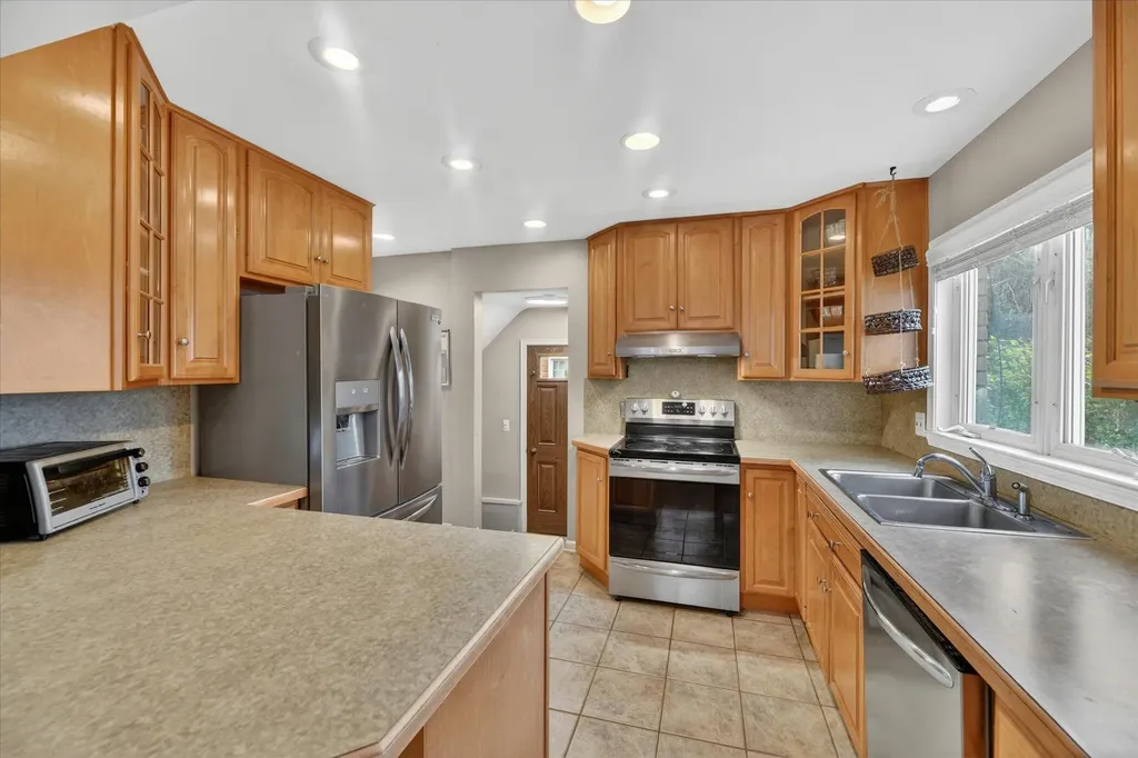 32388 Arlington Drive Beverly Hills Village MI 48025