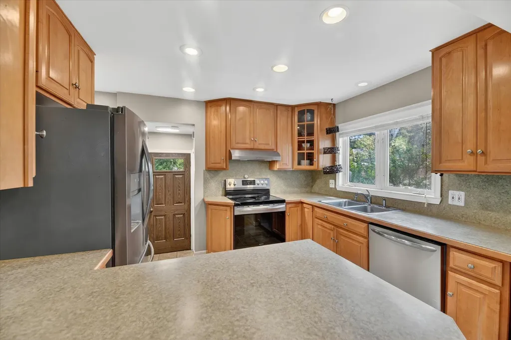32388 Arlington Drive Beverly Hills Village MI 48025