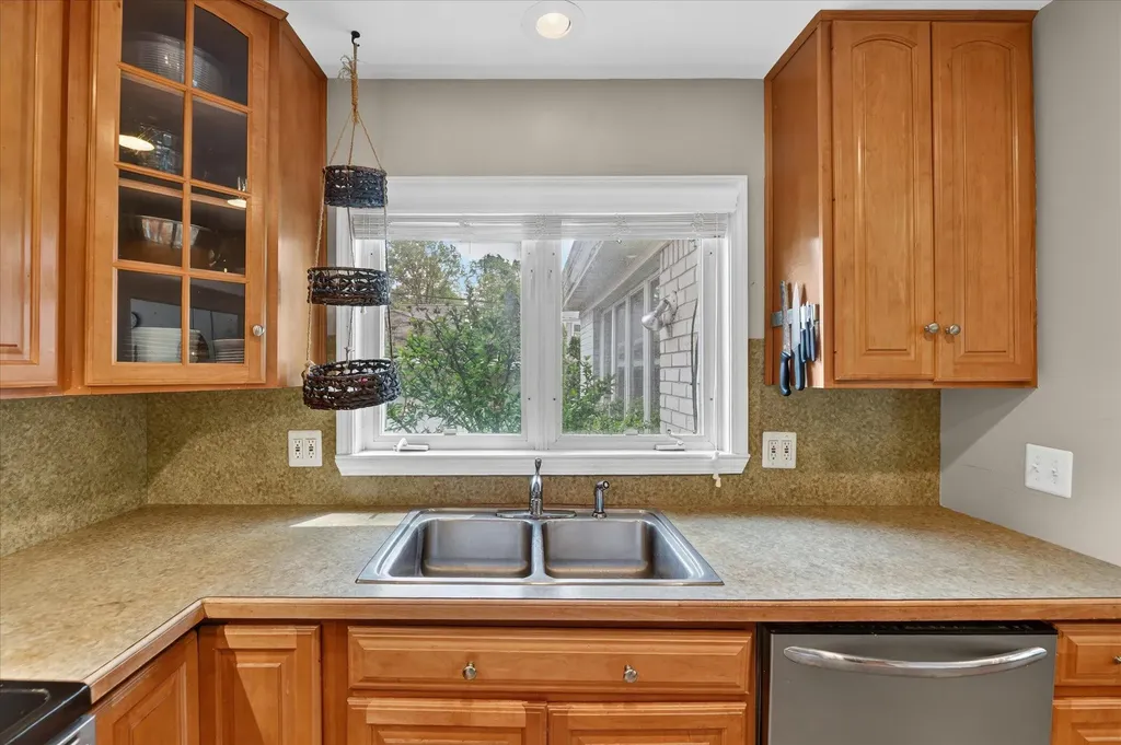 32388 Arlington Drive Beverly Hills Village MI 48025