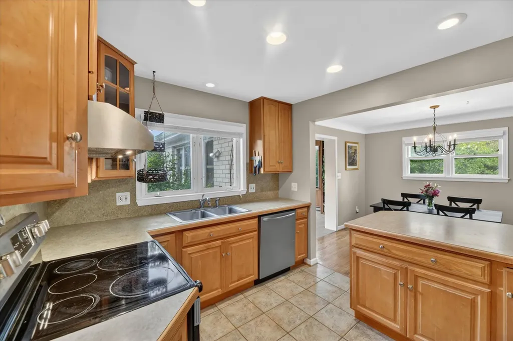 32388 Arlington Drive Beverly Hills Village MI 48025