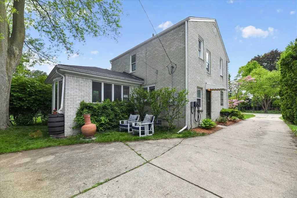 32388 Arlington Drive Beverly Hills Village MI 48025