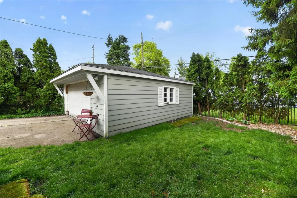 32388 Arlington Drive Beverly Hills Village MI 48025