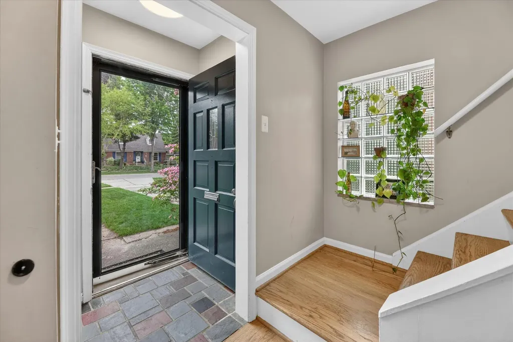 32388 Arlington Drive Beverly Hills Village MI 48025