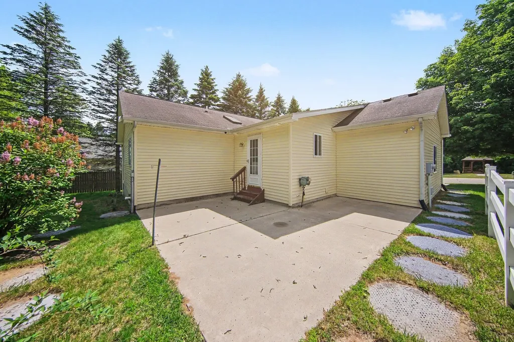 103 Ridgeview Court Grass Lake Village MI 49240