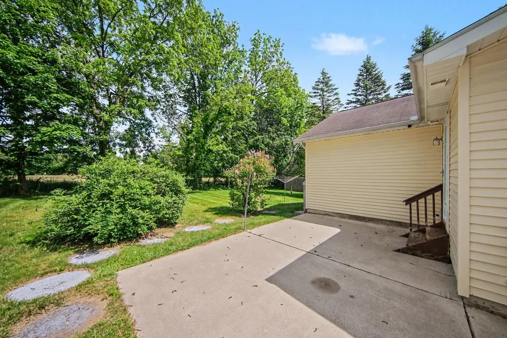 103 Ridgeview Court Grass Lake Village MI 49240