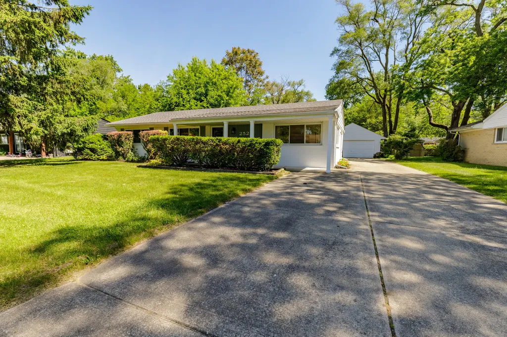 2522 Lafay Drive West Bloomfield Charter Township MI 48324