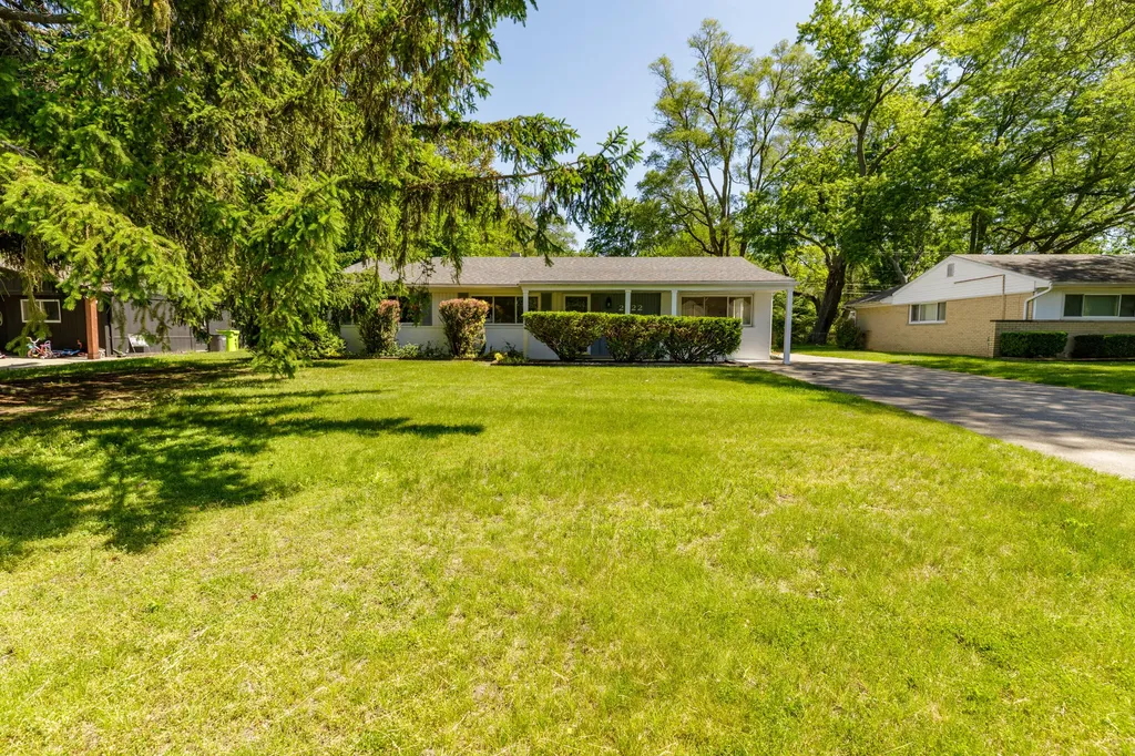2522 Lafay Drive West Bloomfield Charter Township MI 48324