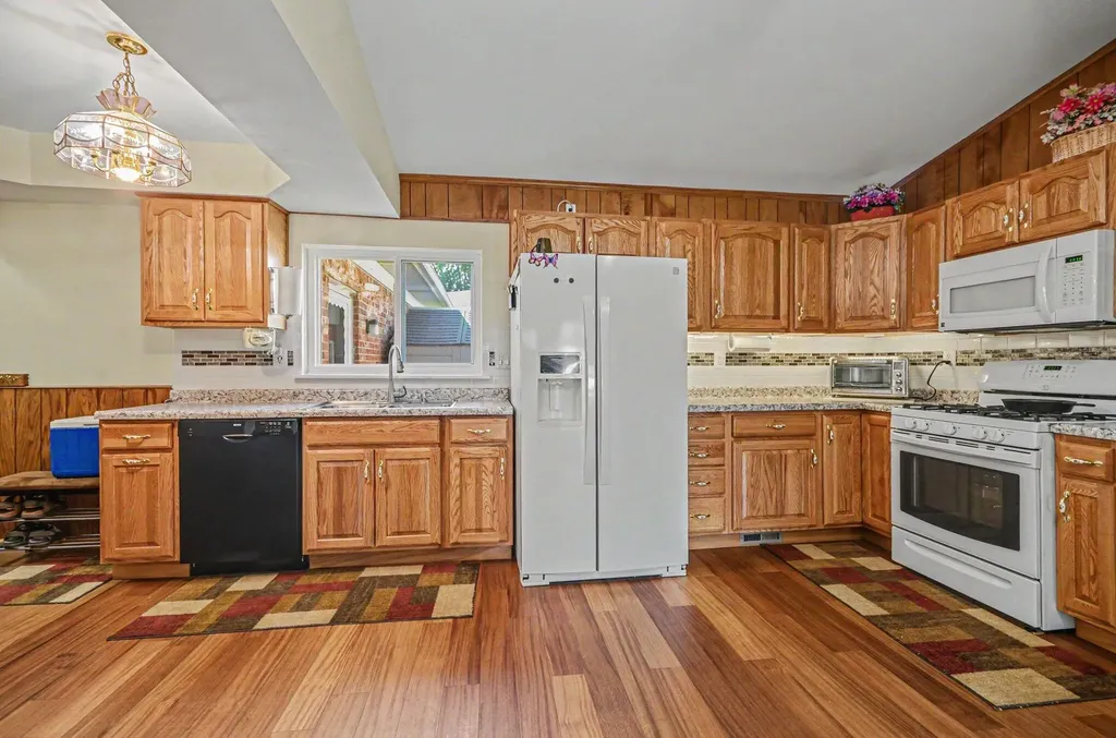 39511 Helena Avenue Sterling Heights City MI 48313