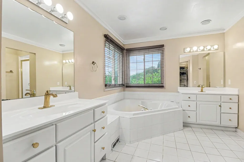 4077 Persimmon Drive Pittsfield Charter Township MI 48197