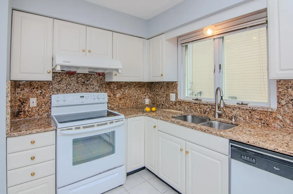 2402 Meadowridge Court Ann Arbor City MI 48105