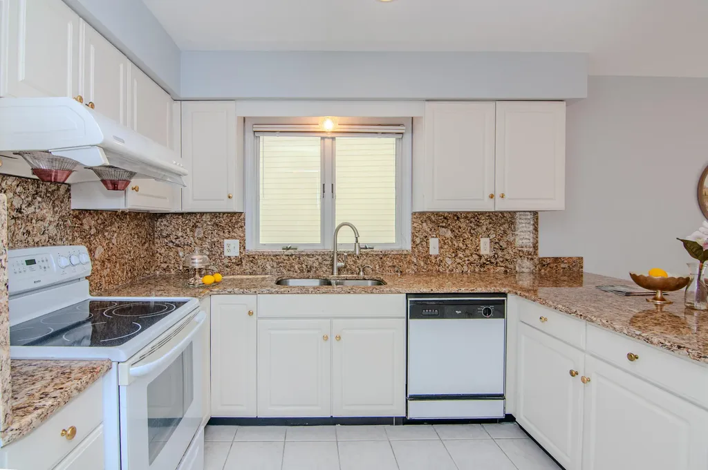 2402 Meadowridge Court Ann Arbor City MI 48105