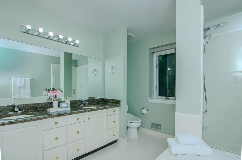 2402 Meadowridge Court Ann Arbor City MI 48105