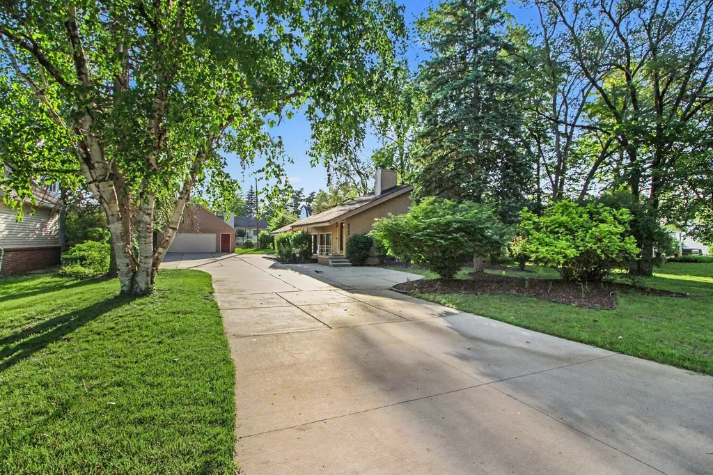 9425 Lamont Street Livonia City MI 48150