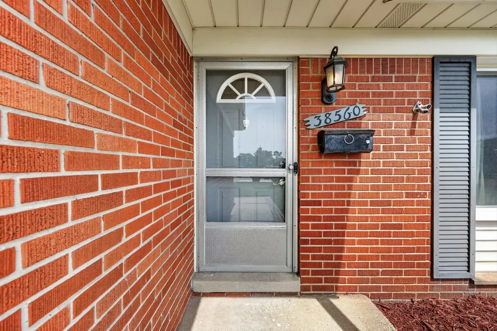 38560 Mason Street Livonia City MI 48154