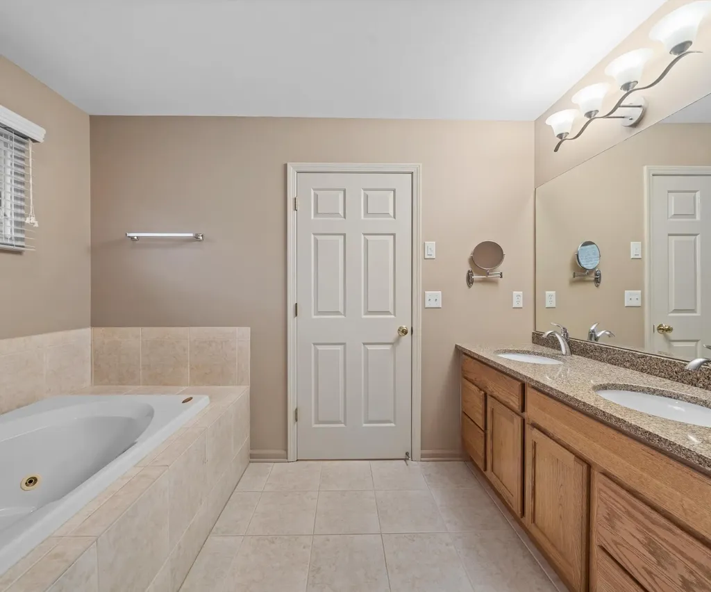 350 Huntington Drive Saline City MI 48176