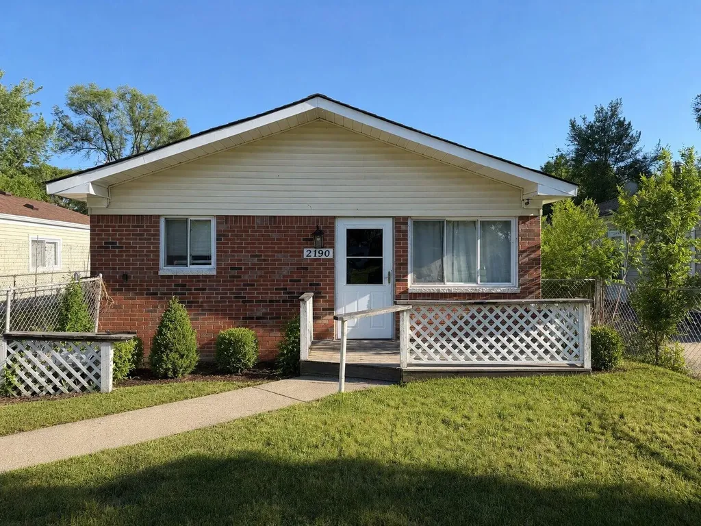 2190 Garrick Avenue Warren City MI 48091