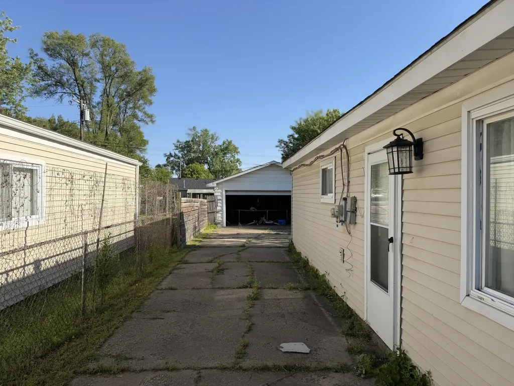2190 Garrick Avenue Warren City MI 48091