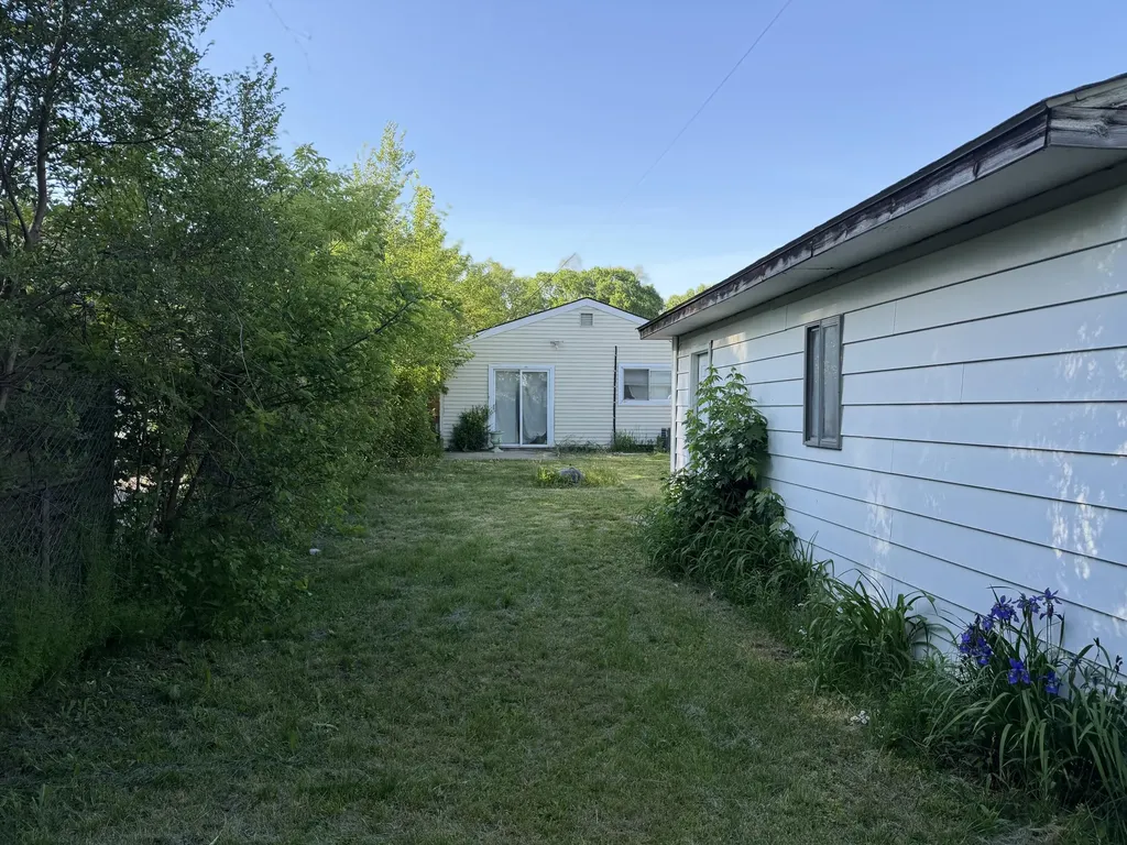 2190 Garrick Avenue Warren City MI 48091