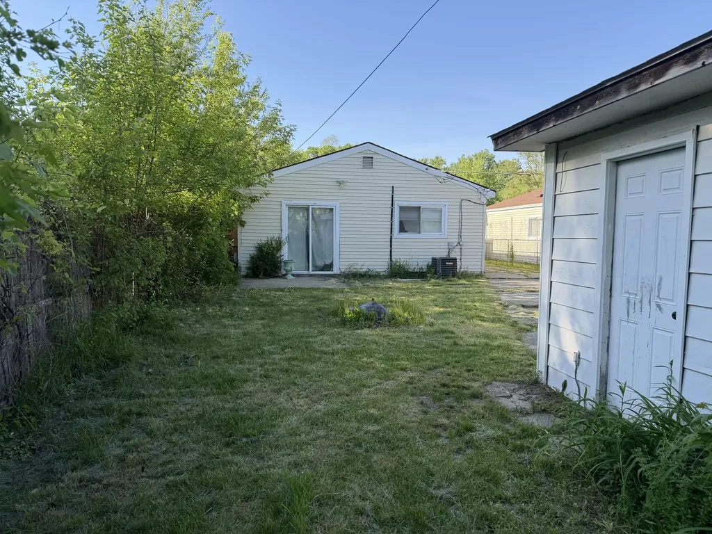 2190 Garrick Avenue Warren City MI 48091