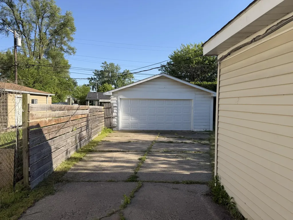 2190 Garrick Avenue Warren City MI 48091