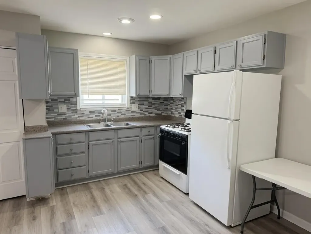 2190 Garrick Avenue Warren City MI 48091