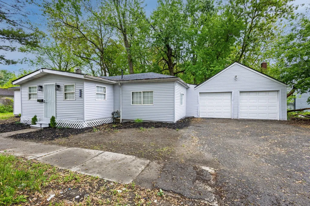 15641 Pickford Detroit City MI 48235