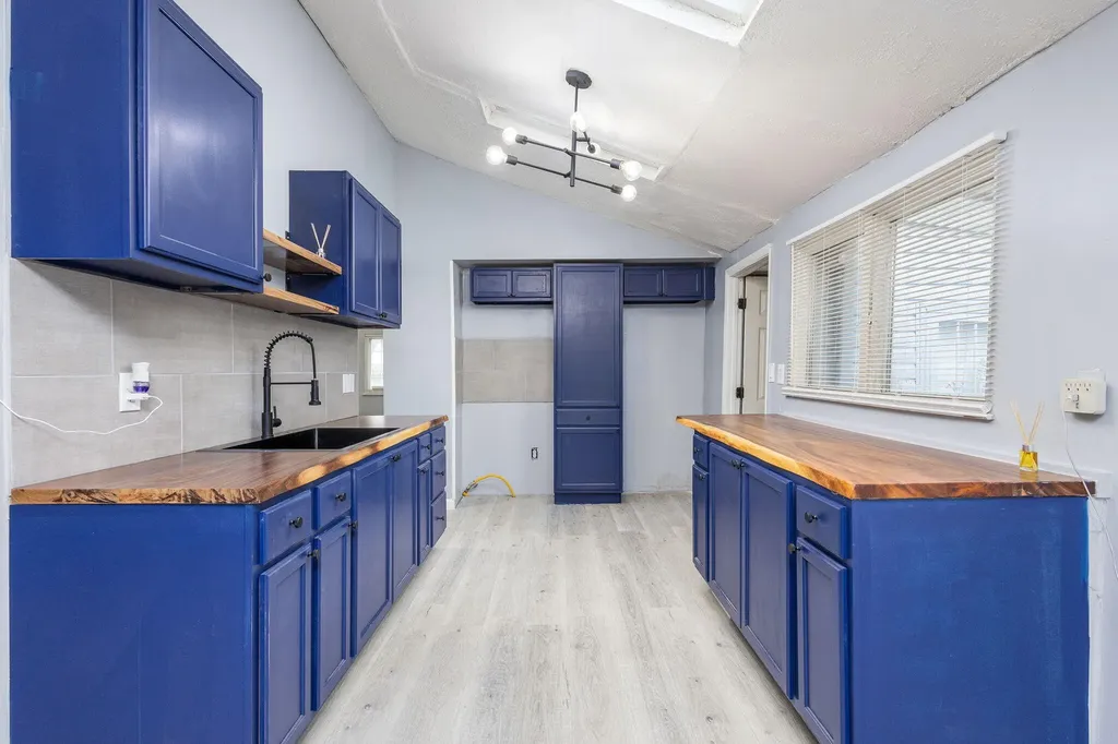 15641 Pickford Detroit City MI 48235