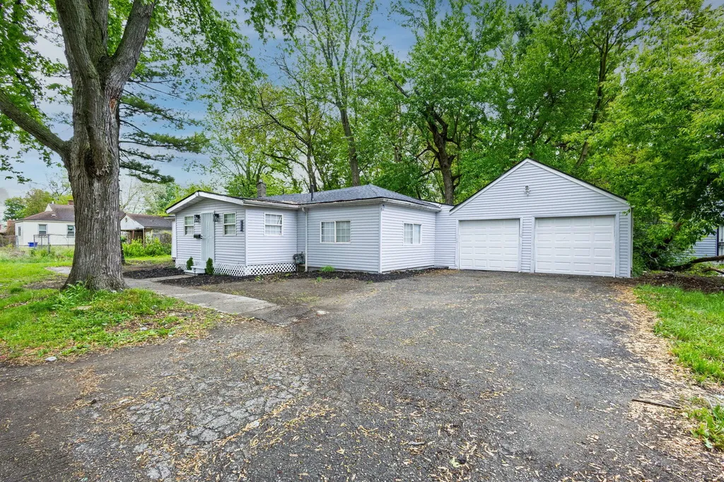 15641 Pickford Detroit City MI 48235