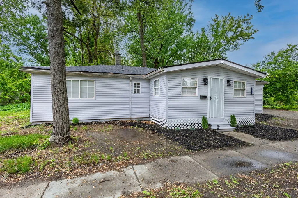 15641 Pickford Detroit City MI 48235