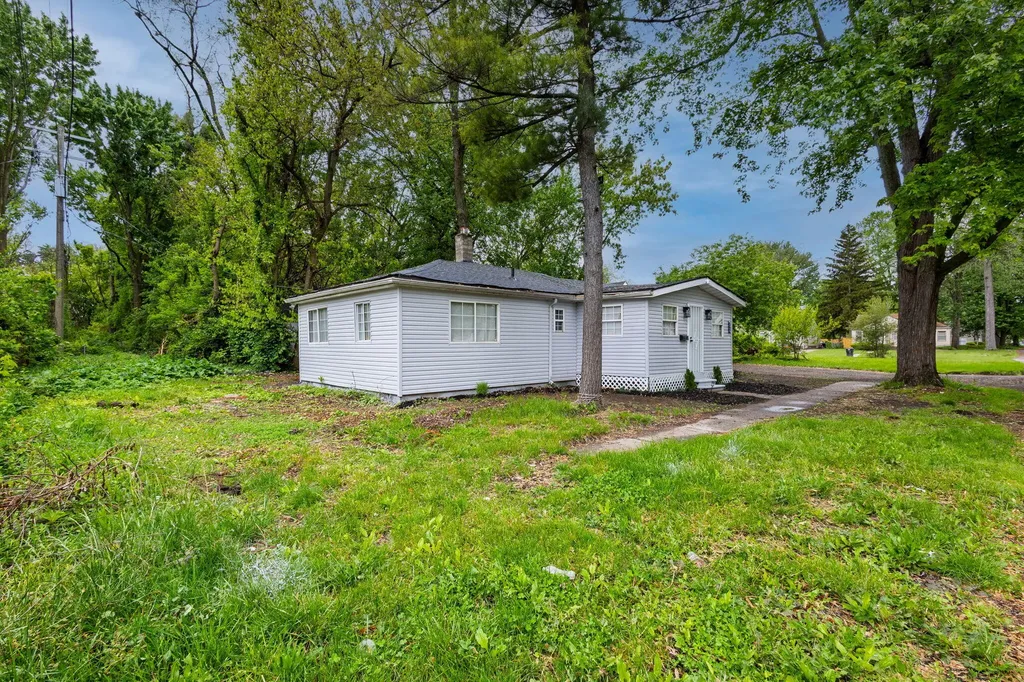 15641 Pickford Detroit City MI 48235