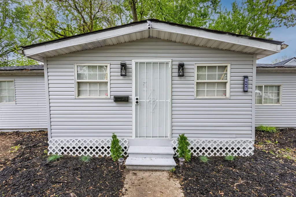 15641 Pickford Detroit City MI 48235