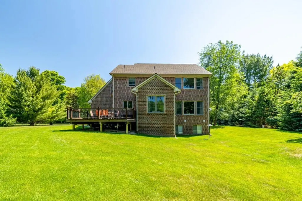 8061 Pine Ridge Court Salem Township MI 48168