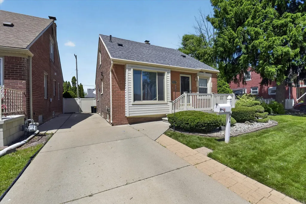 1426 Leblanc Street Lincoln Park City MI 48146